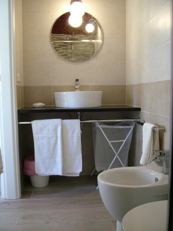Small Double Room,136475367:JPEG